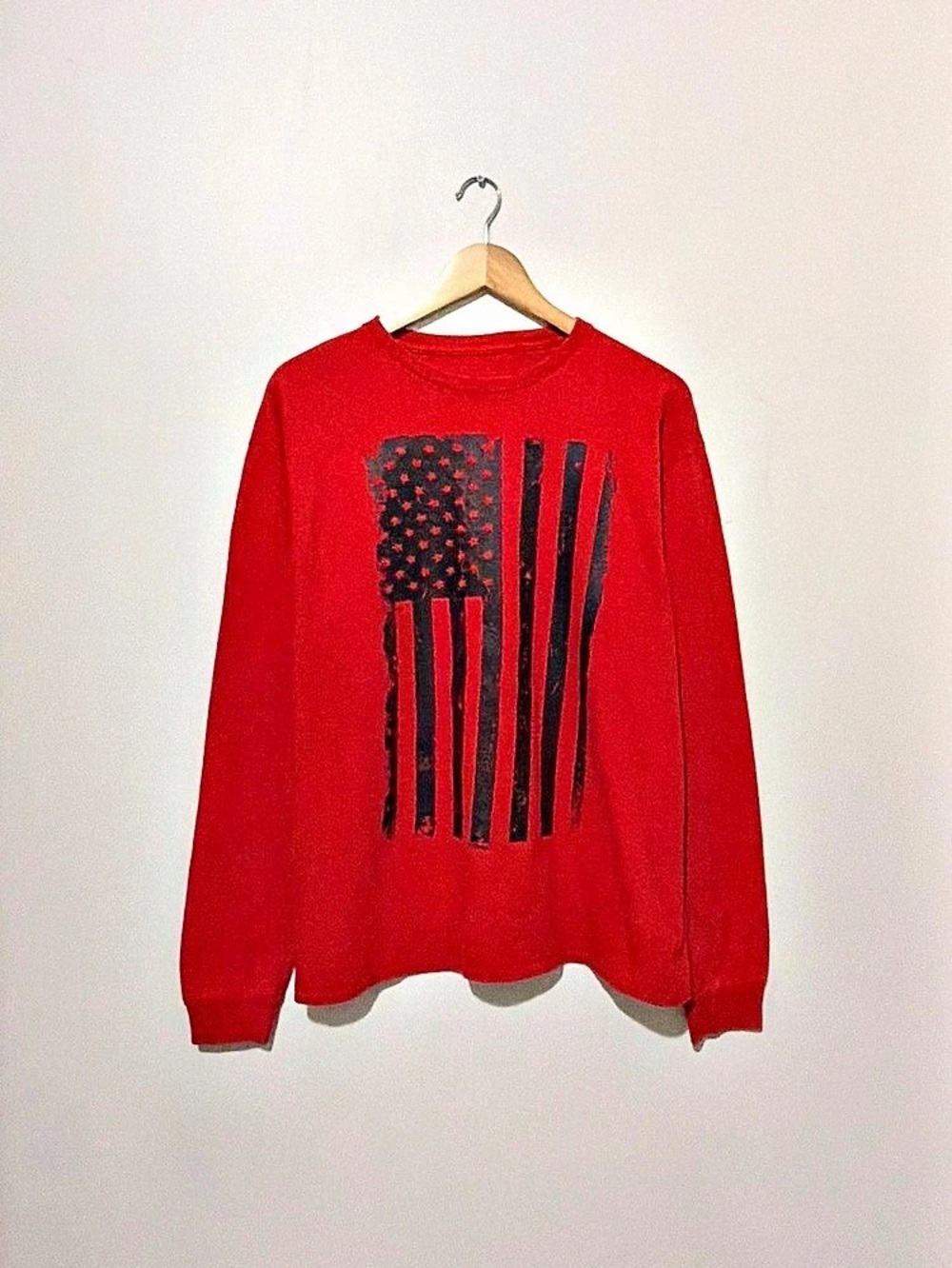 TCombo Men Large Red & Black Flag Graphic Sweatshirt